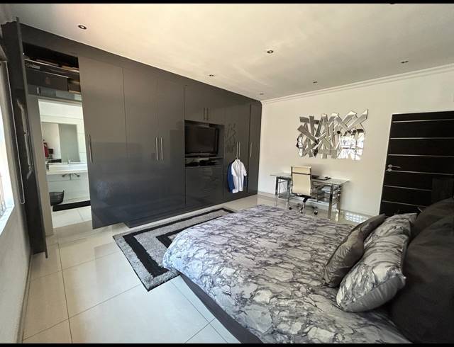 4 BEDROOM HOUSE FOR SALE IN OOS EINDE